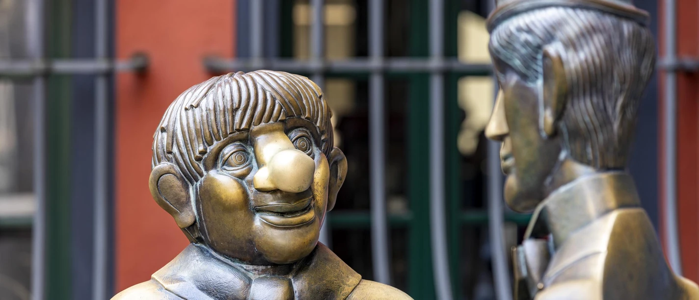 Tünnes-und-Schäl-Denkmal Die Bronzefigurengruppe zeigt die kölschen Originale "Tünnes und Schäl" im historischen Zentrum von Köln. Beide Figuren sind lebensecht gestaltet.