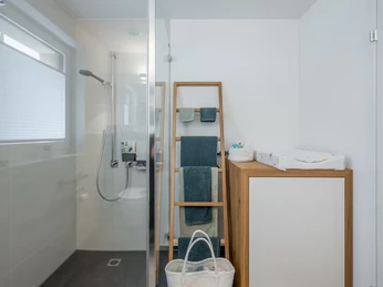 Salle de bains de l'appartement de vacances bee happy place à Beckenried