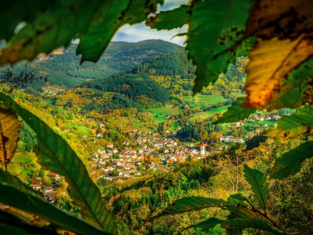 Blick auf Ottenhöfen im Schwarzwald im Herbst