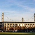 RheinEnergieSTADION RheinEnergieSTADION in Köln, umgeben von Bäumen und grüner Rasenfläche.RheinEnergieSTADION in Cologne, surrounded by trees and green lawns.