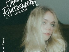 Porträt von Hanna Rautzenberg vor einem dunklen Hintergrund, stilisiert für ihr 2026 Live-Event.