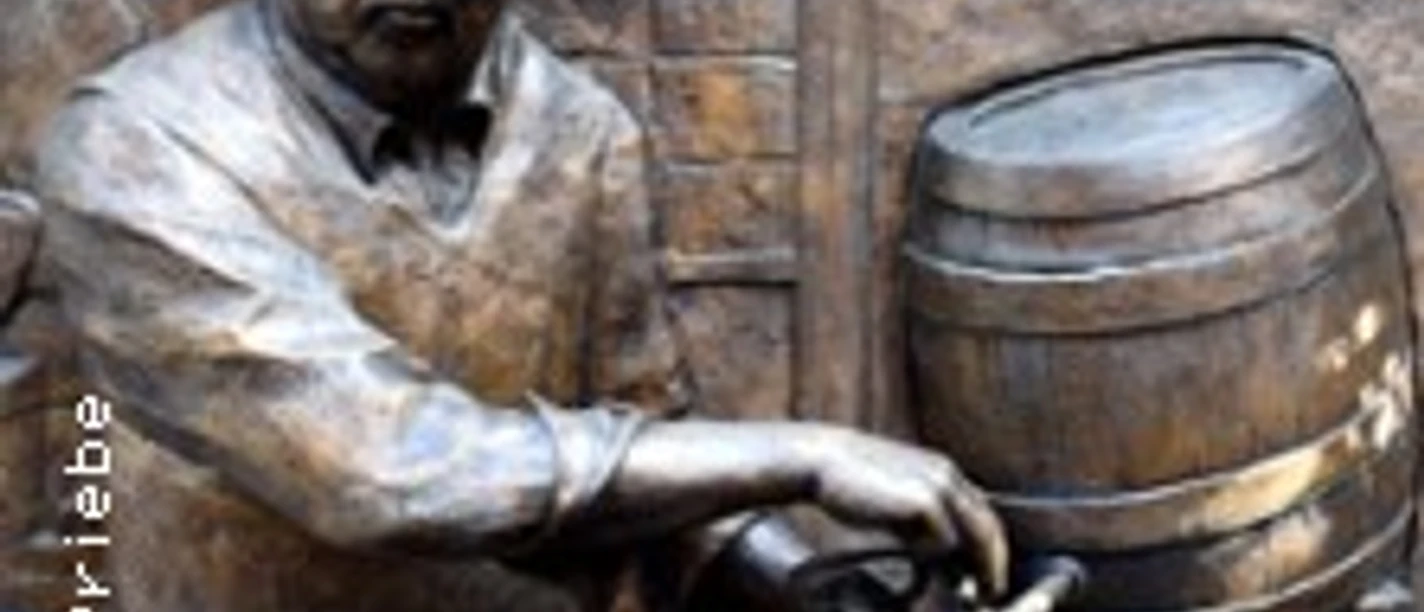 Bronzerelief eines Mannes beim Zapfen aus einem Fass mit mehreren Gläsern.