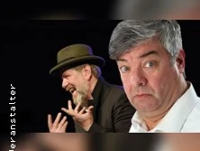 Zwei Männer in kontrastierenden Outfits, einer mit Hut gesprächig, der andere mit ernstem Blick.