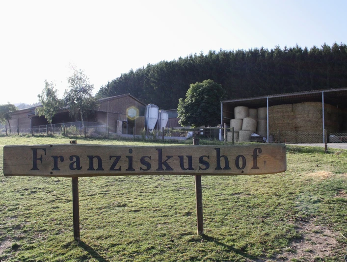 2019_08_23 Franziskushof Schild.JPG