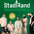 Fünf Musiker der Band "Stadtrand" posieren lässig vor grünem Hintergrund mit weißem Logotext.