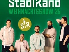 Fünf Musiker der Band "Stadtrand" posieren lässig vor grünem Hintergrund mit weißem Logotext.