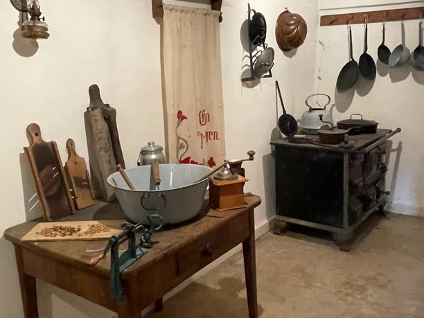 Küche Alte Küche mit Holzofen und Arbeitstisch aus Holz