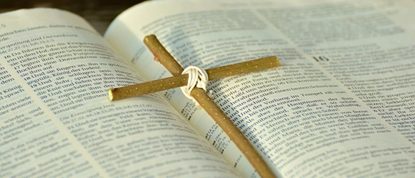 Kreuz_und_Bibel_Pixabay.jpg