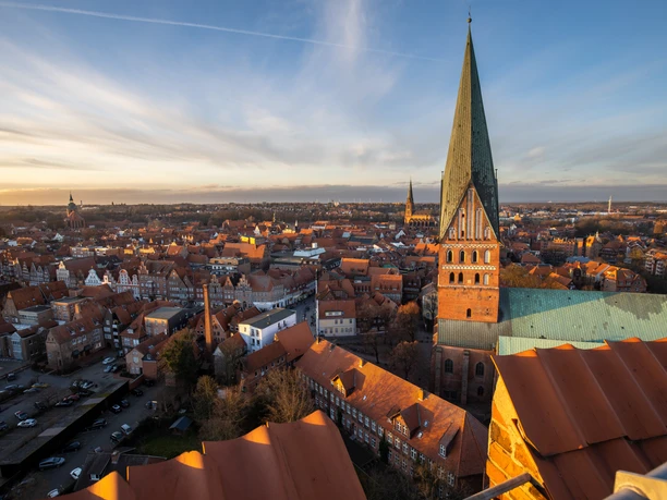Blick von der Aussichtsplattform des Wasserturms Lüneburg fantastischer blick auf die altstadt vom wasserturm lüneburg