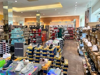 Im Schuhgeschäft Kienast: Viele Regale voller Schuhkartons und verschiedenen Schuhmodellen