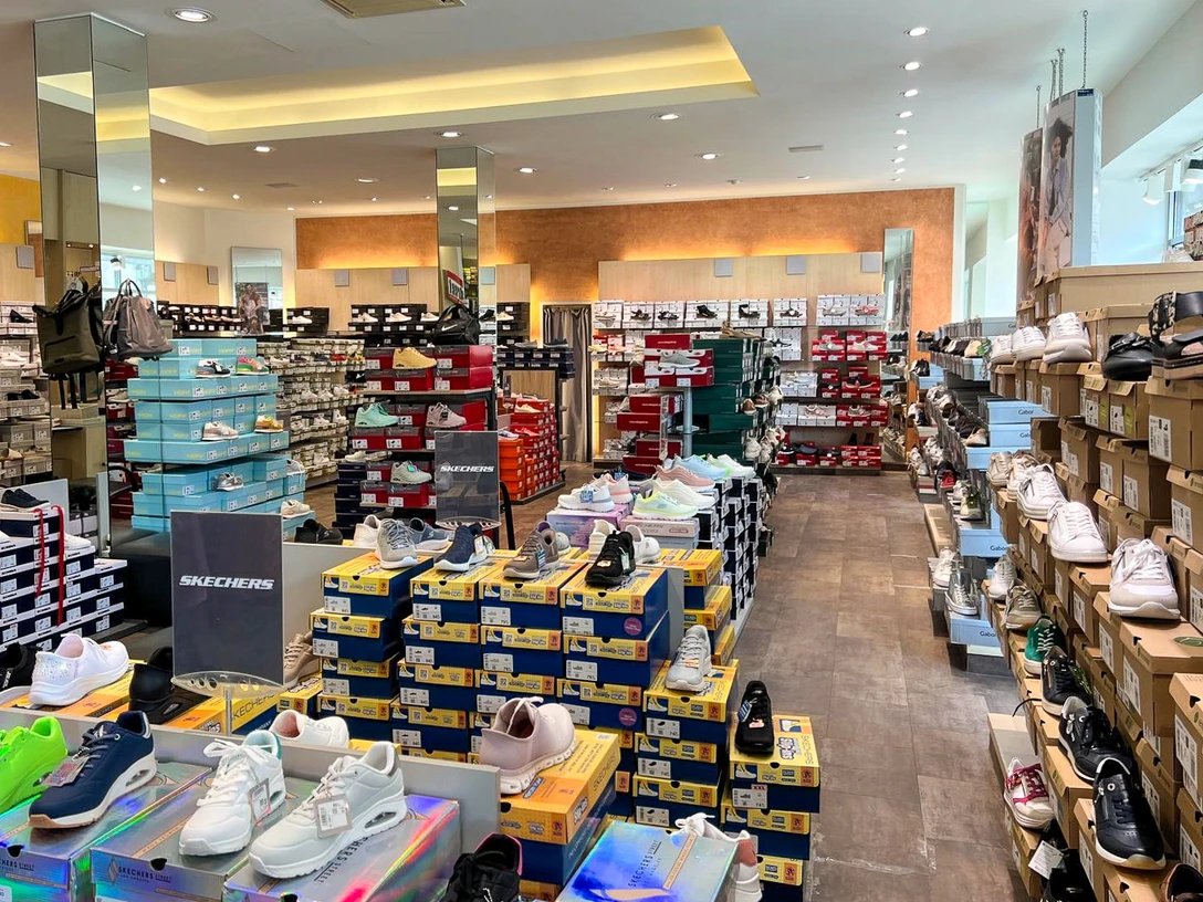 Im Schuhgeschäft Kienast: Viele Regale voller Schuhkartons und verschiedenen Schuhmodellen