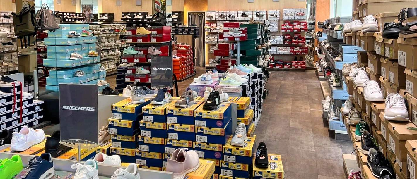 Im Schuhgeschäft Kienast: Viele Regale voller Schuhkartons und verschiedenen Schuhmodellen