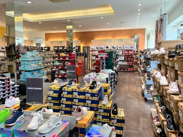 Im Schuhgeschäft Kienast: Viele Regale voller Schuhkartons und verschiedenen Schuhmodellen