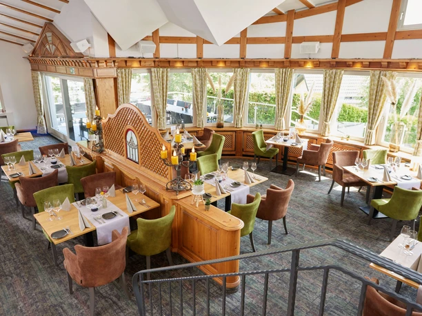 Derichsweiler Hof Gemütliches Restaurant mit elegant gedeckten Tischen, viel Tageslicht und stilvollen Holzelementen.