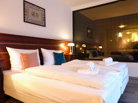 Deluxe Doppelzimmer im Stargaze Home Hotel in Haan Helles Doppelzimmer im Stargaze Home Hotel, Haan, mit modernem Dekor und großen Fenstern.