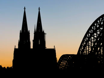 Kölner Dom Silhouette des Kölner Doms und der Hohenzollernbrücke bei Sonnenuntergang.Silhouette of Cologne Cathedral and the Hohenzollern Bridge at sunset.