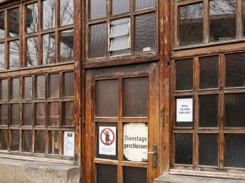 Lommerzheim Lommerzheim Gaststätte in Köln, holzverkleideter Eingang mit Vintage-Charme.Lommerzheim restaurant in Cologne, wood-paneled entrance with vintage charm.