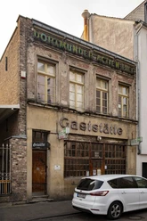Lommerzheim Historische Fassade der Gaststätte Lommerzheim in Köln mit verwittertem Charme.