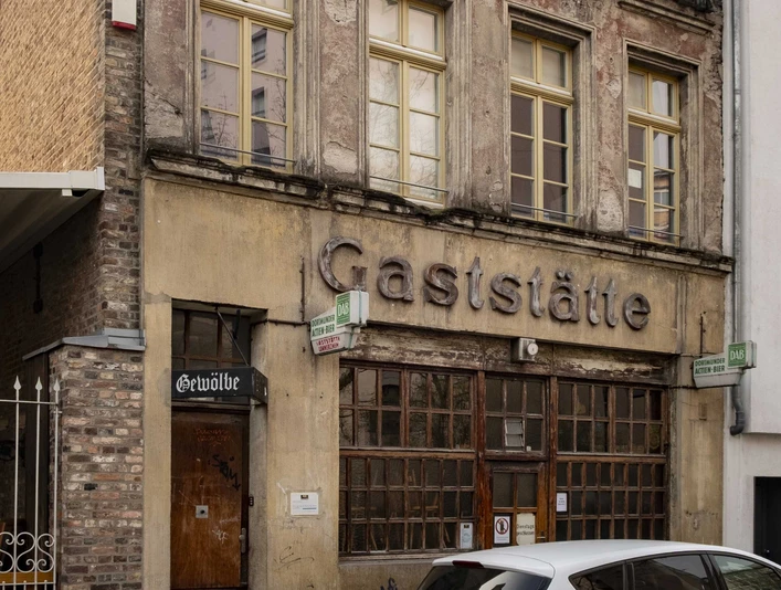 Lommerzheim Historische Fassade der Gaststätte Lommerzheim in Köln mit verwittertem Charme.Historic façade of the Lommerzheim restaurant in Cologne with weathered charm.