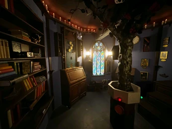 Escape-Room Bad Oeynhausen III Ein Raum voller Regalreihen und mystischer Dekorationen mit einem farbigen Fenster und Baumstamm.