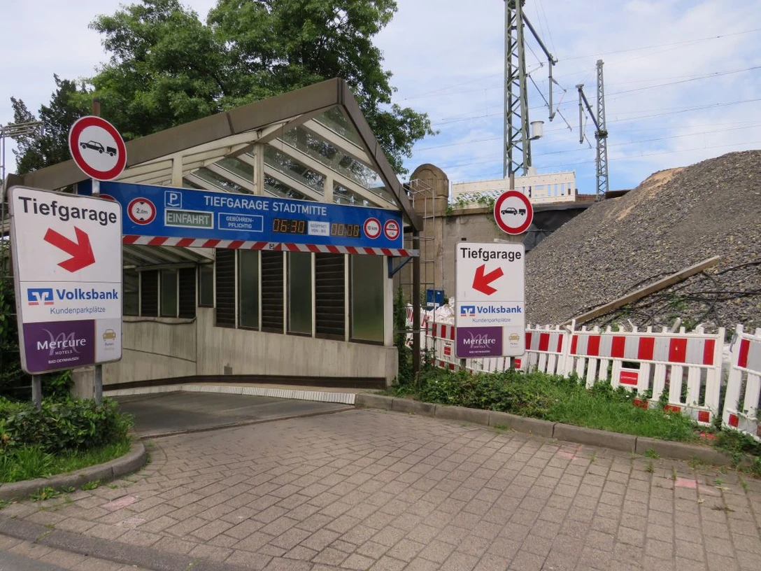 Parkhaus ZOB Einfahrt zum Parkhaus ZOB mit Hinweisschildern und Parkplatzzufahrt, umgeben von Verkehrsschildern.