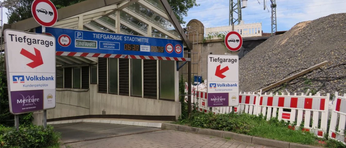 Parkhaus ZOB Einfahrt zum Parkhaus ZOB mit Hinweisschildern und Parkplatzzufahrt, umgeben von Verkehrsschildern.