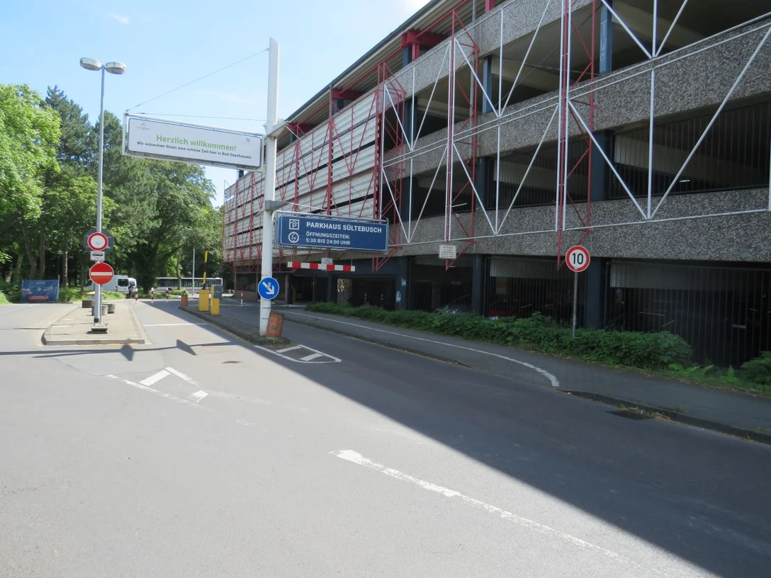 Parkhaus Sültebusch Mehrstöckiges Parkhaus Sültebusch mit zugänglichen Eingängen und klaren Verkehrsschildern.