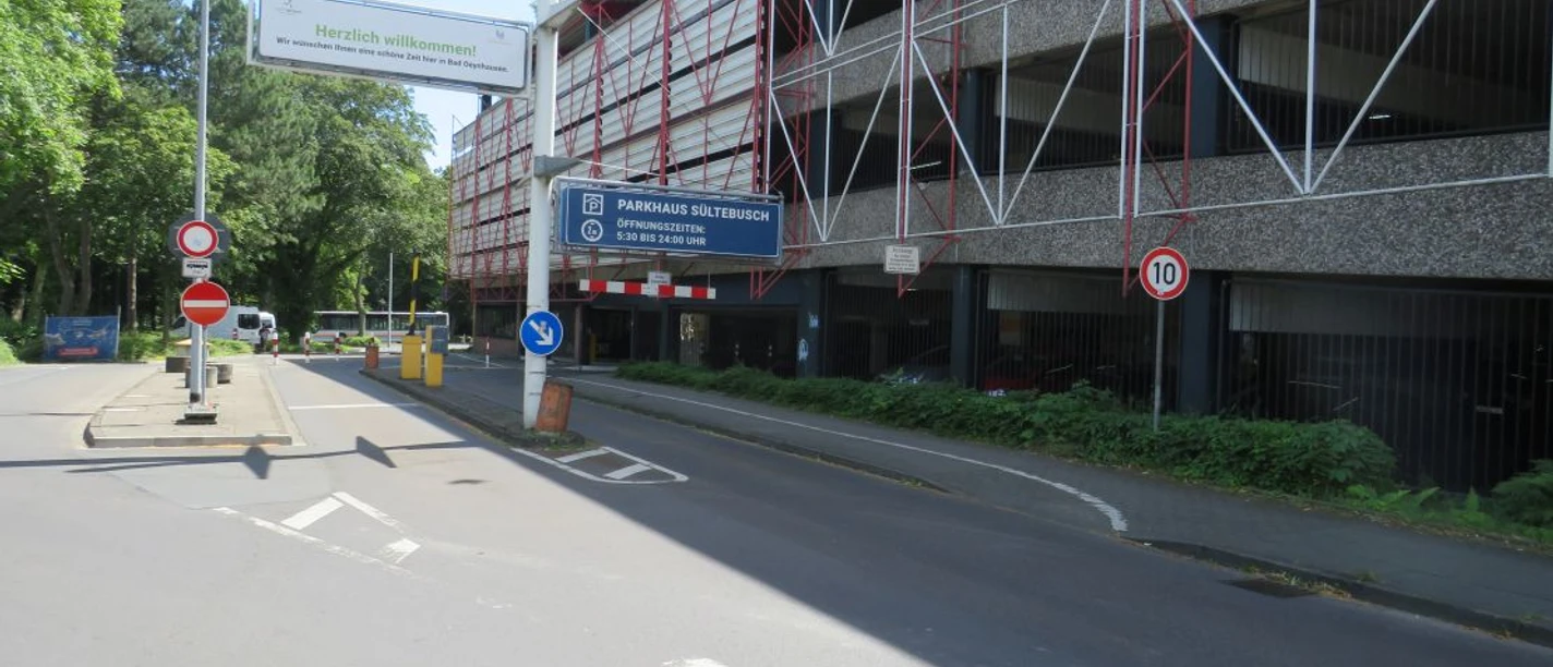 Parkhaus Sültebusch Mehrstöckiges Parkhaus Sültebusch mit zugänglichen Eingängen und klaren Verkehrsschildern.