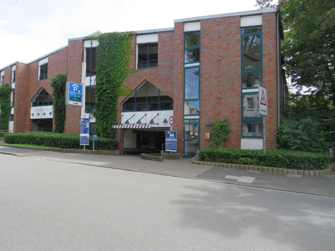 Parkhaus Herforder Straße Backstein-Parkhaus mit begrünten Fassaden, mehreren Eingängen, barrierefreiem Zugang und Parkleitsystem.