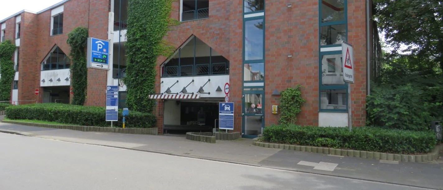Parkhaus Herforder Straße Backstein-Parkhaus mit begrünten Fassaden, mehreren Eingängen, barrierefreiem Zugang und Parkleitsystem.