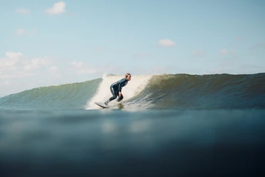 Surfer auf Welle
