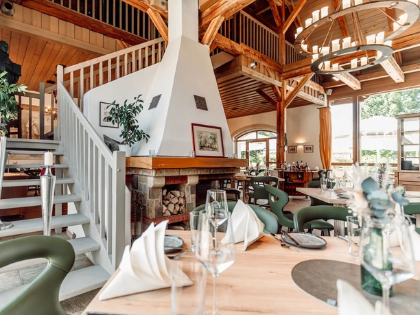 Le restaurant de l'hôtel Herzstück, situé dans le monastère de Nimbschen, rayonne dans un design rustique moderne.