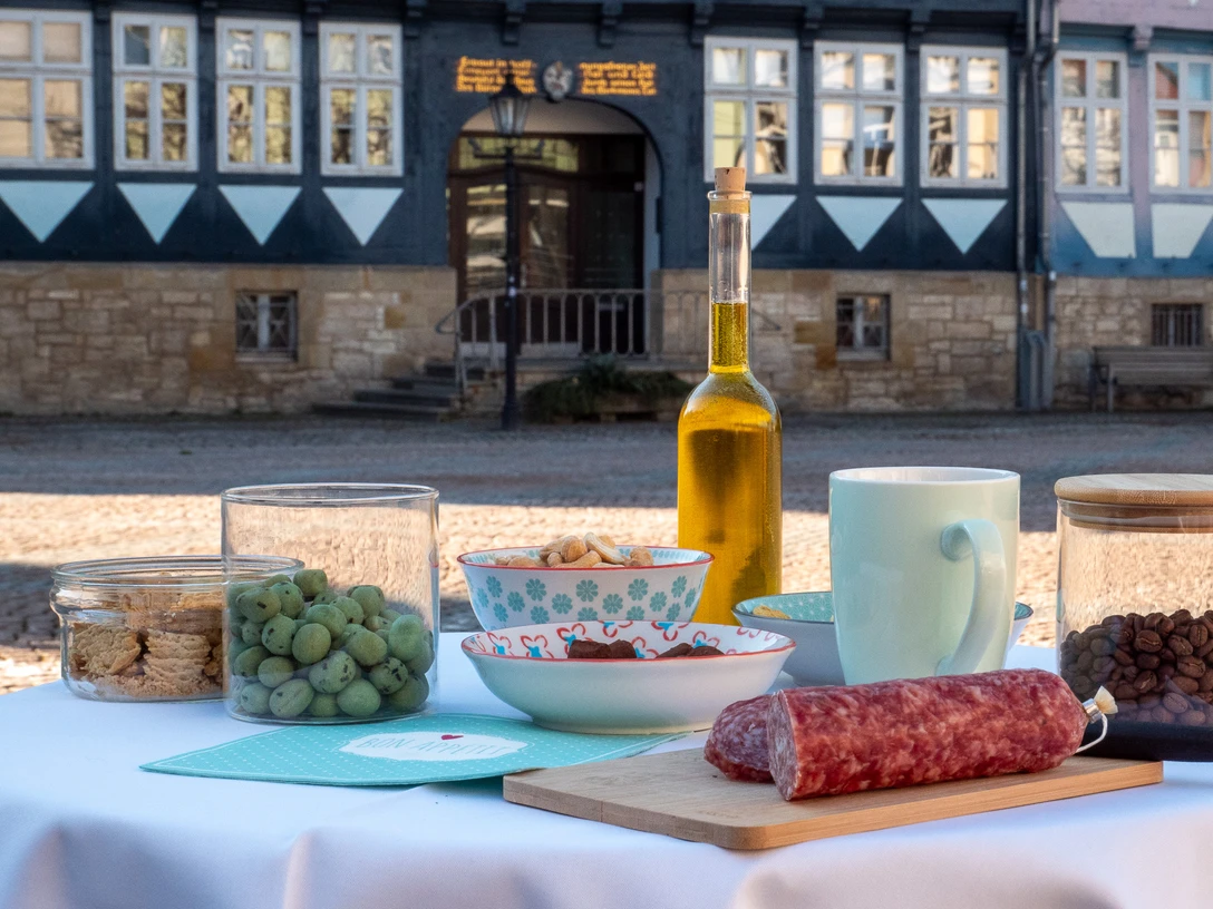 Genusspfade Gedeckter Tisch mit Leckereien zum Probieren auf dem sonnigen Stadtmarkt.Table set with tasty treats to try at the sunny town market.Et bord dækket med lækkerier, som man kan smage på byens solrige marked.Een gedekte tafel met lekkernijen om te proberen op de zonnige stadsmarkt.