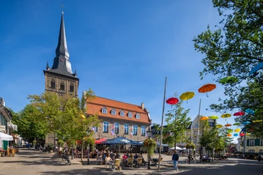 Marktplatz in Ratingen Auf dem Marktplatz in Ratingen treffen sich Menschen zum Essen und Trinken unter bunten Regenschirmen.