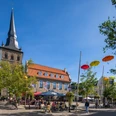 Marktplatz in Ratingen Auf dem Marktplatz in Ratingen treffen sich Menschen zum Essen und Trinken unter bunten Regenschirmen.