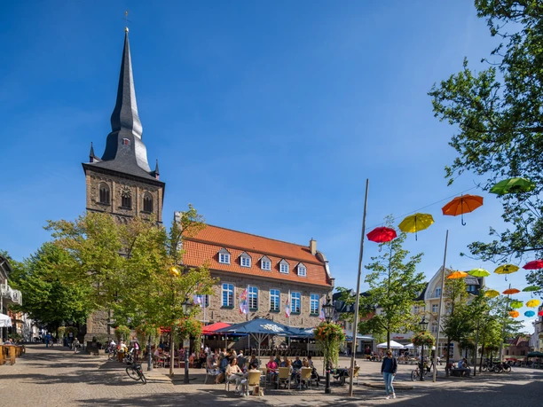 Marktplatz in Ratingen Auf dem Marktplatz in Ratingen treffen sich Menschen zum Essen und Trinken unter bunten Regenschirmen.