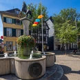 Löwenbrunnen auf dem Marktplatz in Ratingen Löwenbrunnen auf Ratingens Marktplatz mit Springbrunnen, Säule und Löwenstatue im lichtdurchfluteten Umfeld.