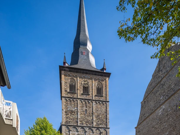 Katholische Pfarrkirche St. Peter und Paul auf dem Marktplatz in Ratingen Historische Kirche St. Peter und Paul in Ratingen, flankiert von grünen Bäumen bei sonnigem Himmel.