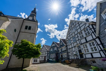 Historische Altstadt von Velbert-Neviges Fachwerkhäuser in der historischen Altstadt von Velbert-Neviges unter sonnigem Himmel mit Wolken.