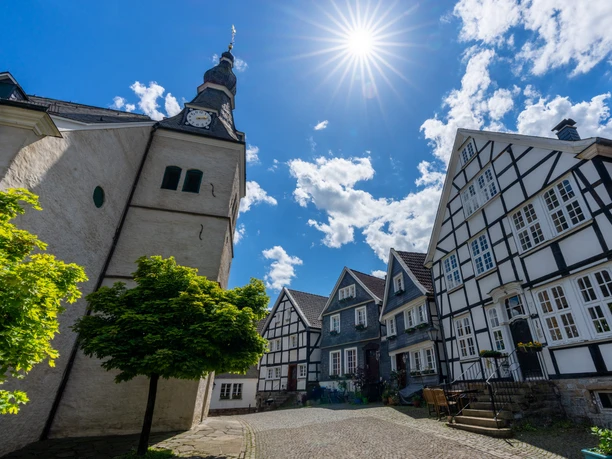 Historische Altstadt von Velbert-Neviges Fachwerkhäuser in der historischen Altstadt von Velbert-Neviges unter sonnigem Himmel mit Wolken.