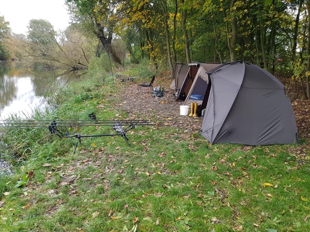 angeln-natur-leer-ostfriesland (2).jpg Das Bild zeigt ein Zeltlager fürs angeln
