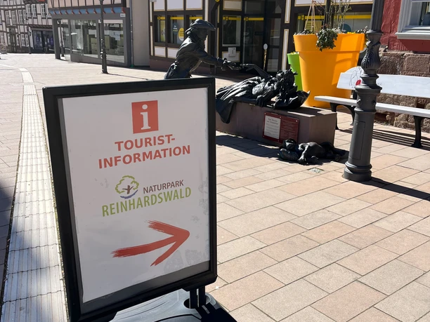 Tourist-Info Hofgeismar am Dornröschendenkmal