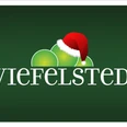 platzhalter_weihnachten_wiefelstede Grüner Hintergrund mit Glaskugeln, Schriftzug Wiefelstede, rote Weihnachtsmütze auf dem Logo.Green background with Christmas baubles, Wiefelstede lettering, red cap on the logo.Groene achtergrond met kerstballen, Wiefelstede letters, rode kap op het logo.Grøn baggrund med julekugler, Wiefelstede-bogstaver, rød hætte på logoet.