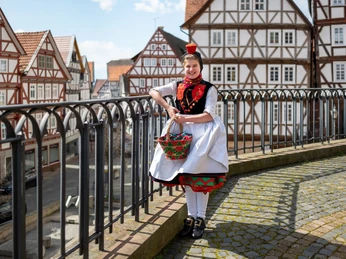 Rotkäppchen mit Blick auf den Marktplatz