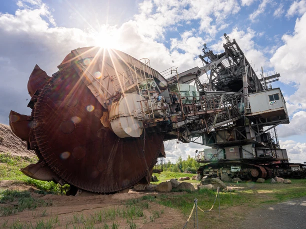 Koparka kołowa stoi nieruchomo w Górniczym Parku Technologicznym w regionie Lipska, kultura przemysłowa, skansen, wycieczki