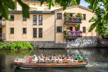 Bootsverleih am Klingerweg - Wasserwandern in Leipzig Das Boot Sturmvogel des Bootsverleih Klingerweg fährt gediegen mit den Passageiren über die Wasserwege Leipzigs, Freizeit, Motorbootfahrt, Wasserstadt Leipzig