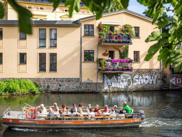 Bootsverleih am Klingerweg - Wasserwandern in Leipzig Das Boot Sturmvogel des Bootsverleih Klingerweg fährt gediegen mit den Passageiren über die Wasserwege Leipzigs, Freizeit, Motorbootfahrt, Wasserstadt Leipzig