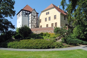 Burg Düben in Bad Düben - Sehenswürdigkeiten in der Leipzig Region Außenansicht der Burg umgeben von Wiese und Bäumen, Kultur, Sehenswürdigkeiten, Freizeit