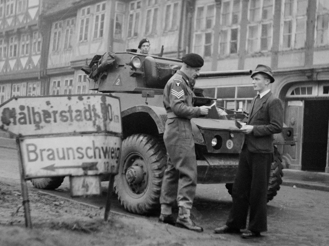 Besiegt und doch befreit_Foto IWM London (2).jpg