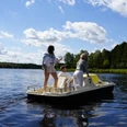 _A7_4054.JPG Ein Tretboot mit drei fröhlichen Personen gleitet über das Ottermeer unter einem blauen, mit Wolken gesprenkelten Himmel.